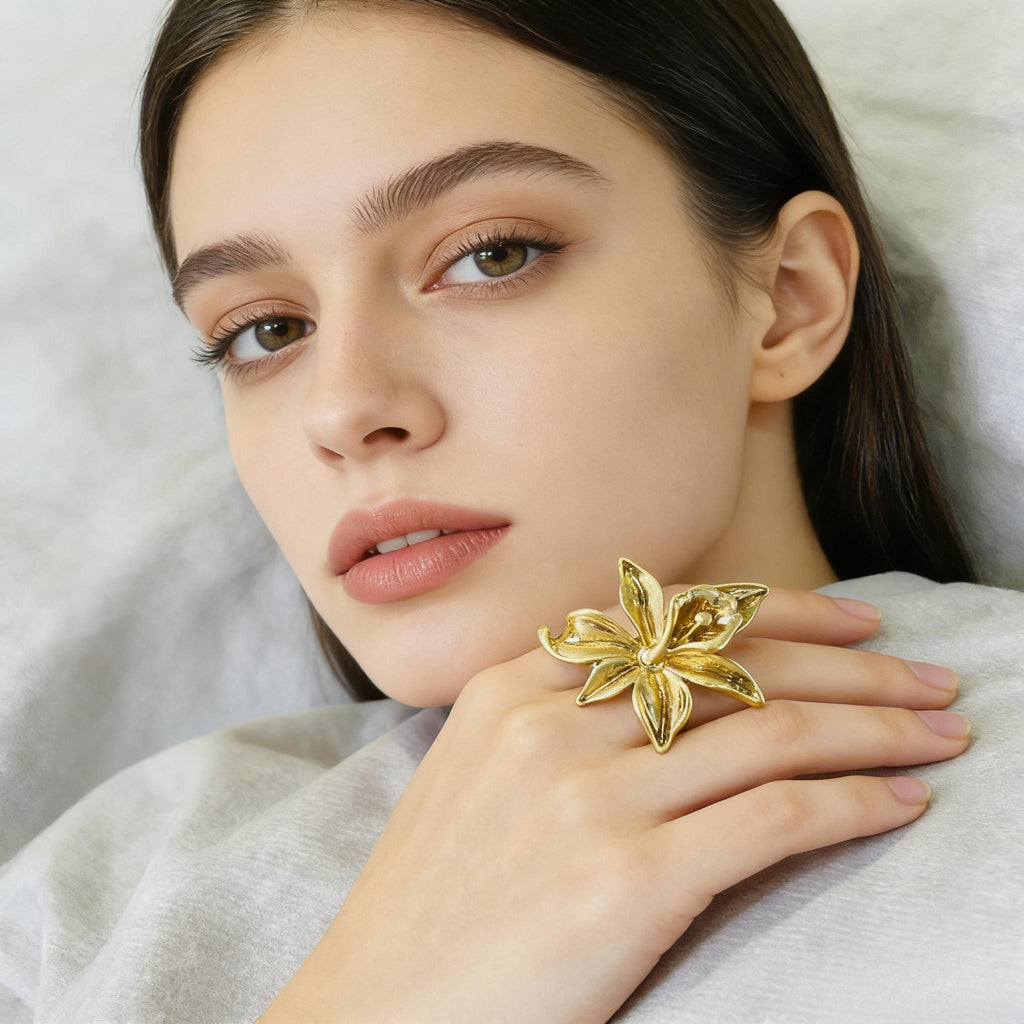 Anel Dourado com Flor 3D | Anel Ajustável e Volumoso para Mulher