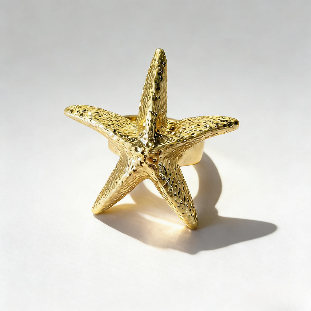 Anillo de estrella de mar dorado texturizado | Joyería playera con banda elástica