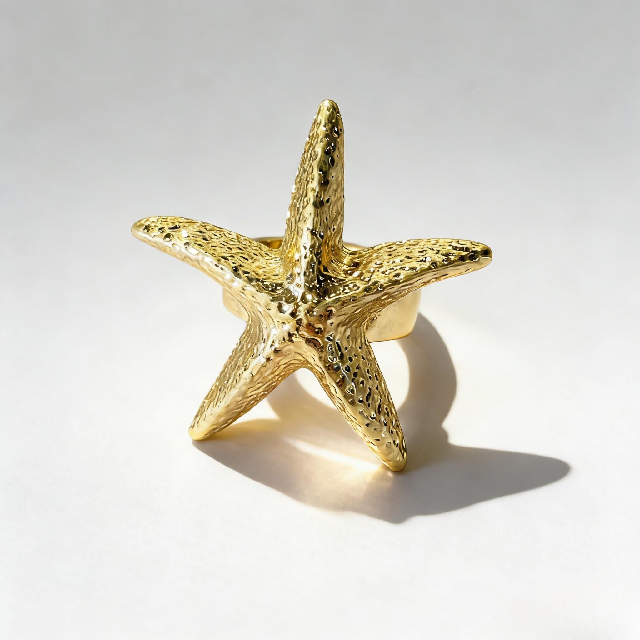 Anillo de estrella de mar dorado texturizado | Joyería playera con banda elástica