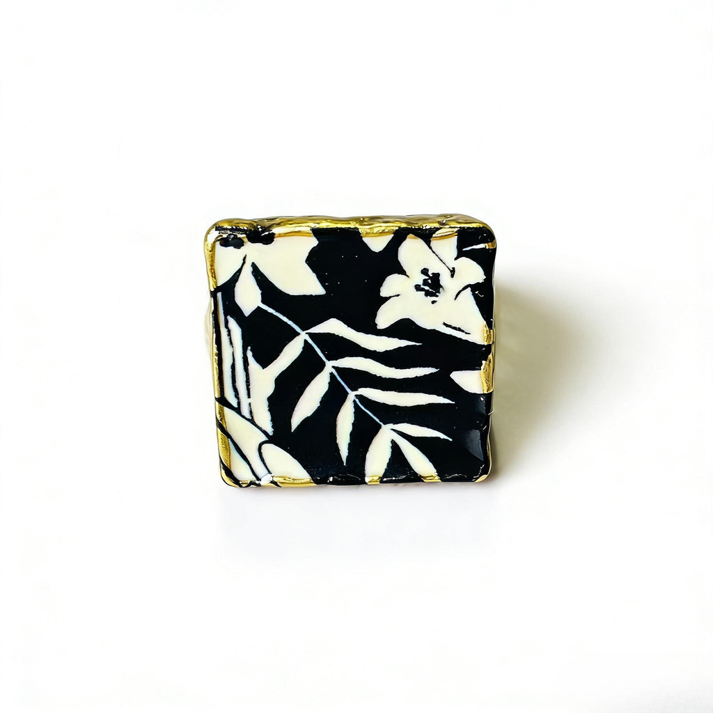 Pendientes cuadrados florales retro en blanco y negro con borlas doradas | Juego de anillos llamativos a juego | Joyería hipoalergénica para mujer