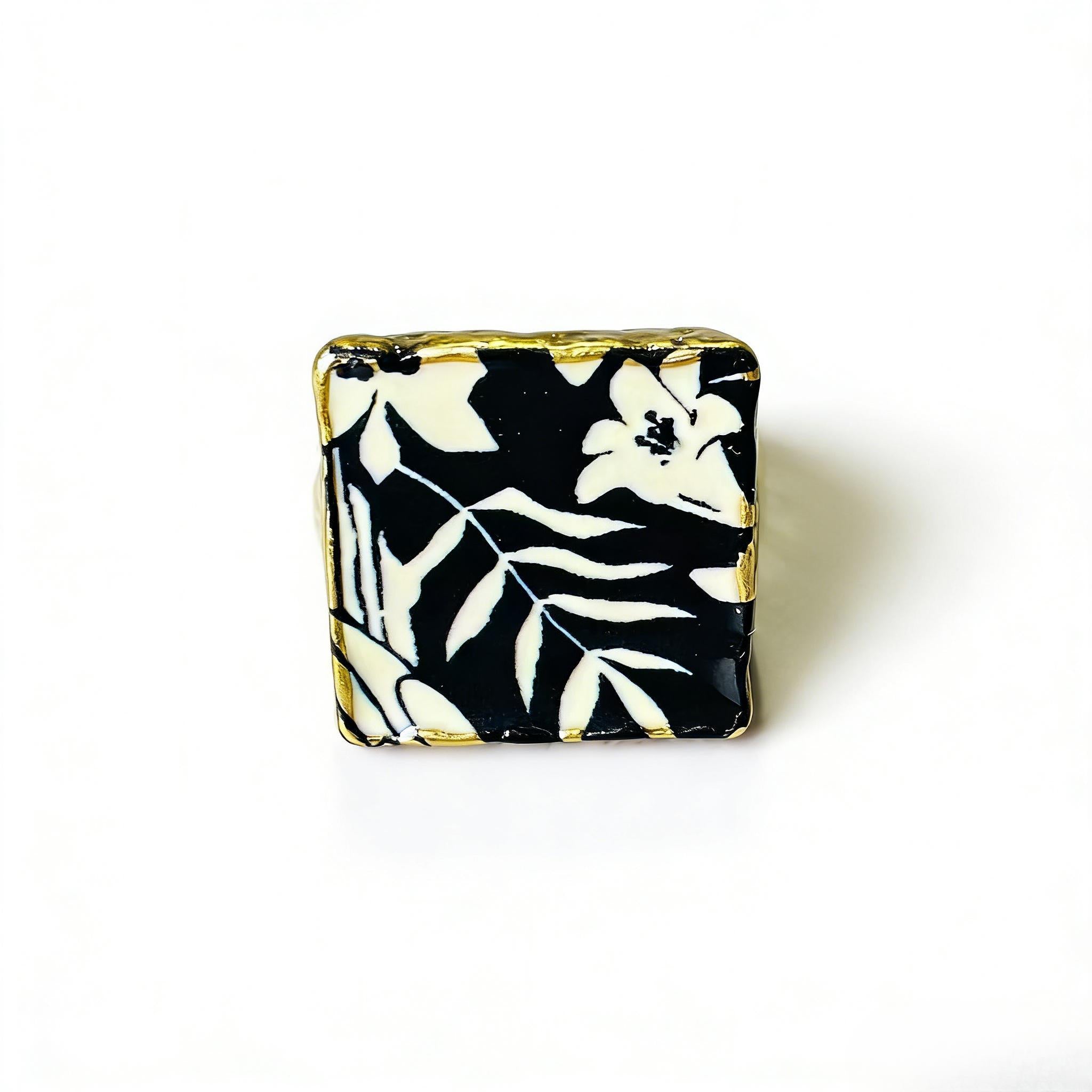 Pendientes cuadrados florales retro en blanco y negro con borlas doradas | Juego de anillos llamativos a juego | Joyería hipoalergénica para mujer