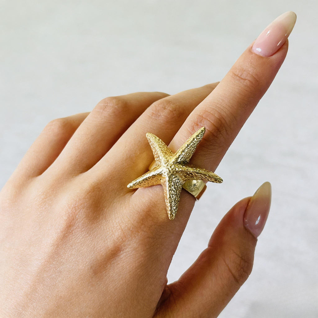 Anillo de estrella de mar dorado texturizado | Joyería playera con banda elástica
