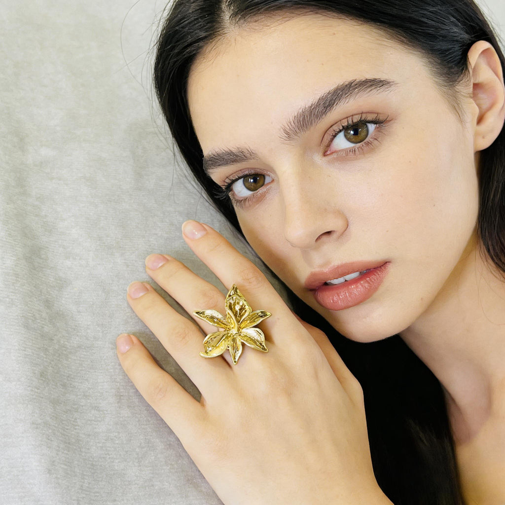 Anel Dourado com Flor 3D | Anel Ajustável e Volumoso para Mulher