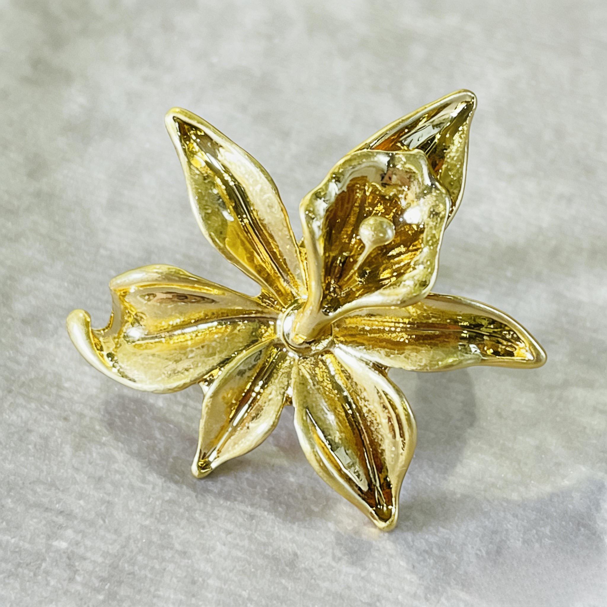 Anel Dourado com Flor 3D | Anel Ajustável e Volumoso para Mulher