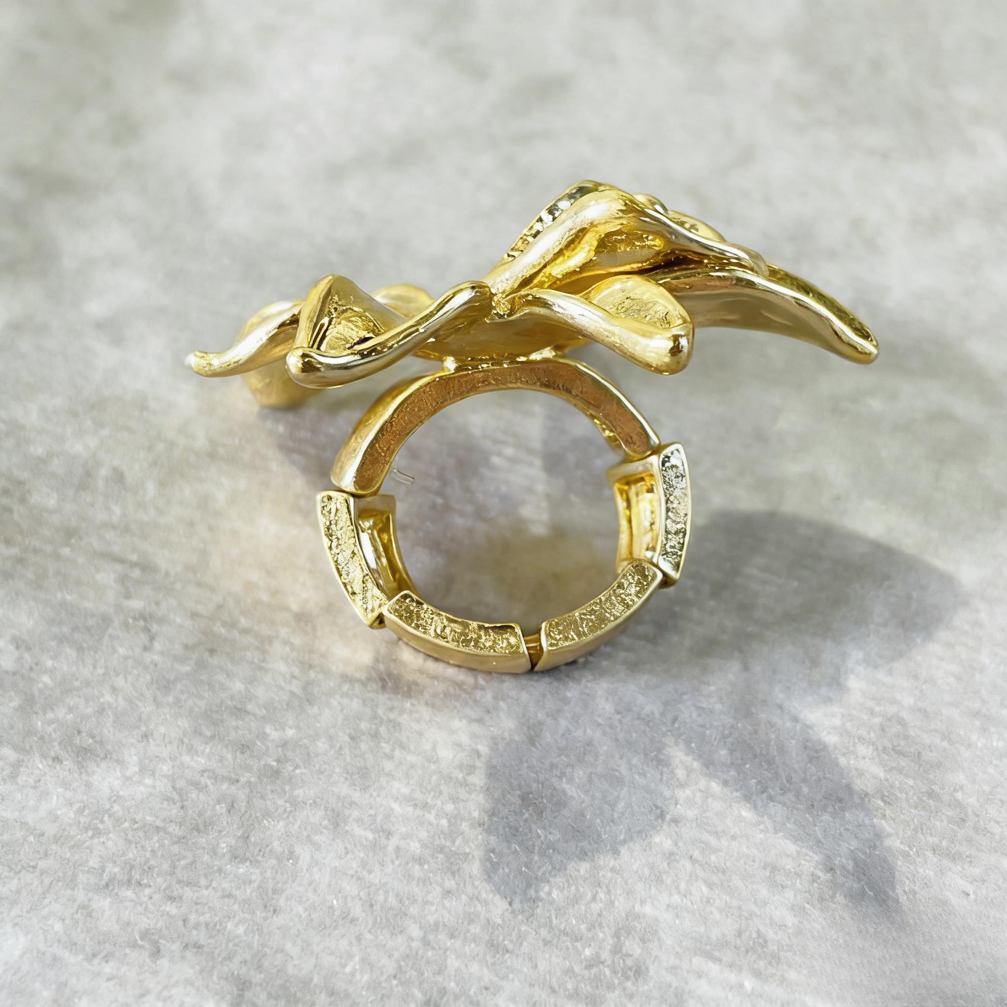 Anel Dourado com Flor 3D | Anel Ajustável e Volumoso para Mulher