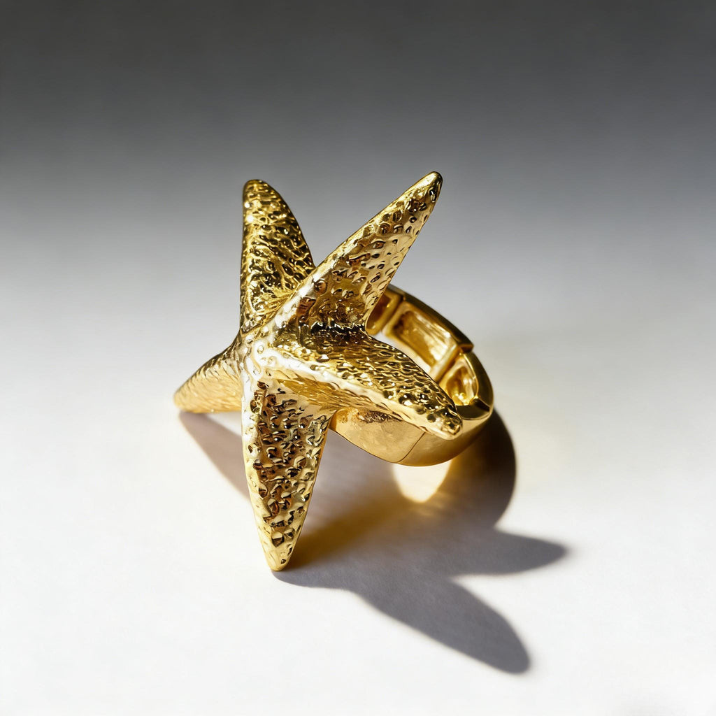 Anillo de estrella de mar dorado texturizado | Joyería playera con banda elástica