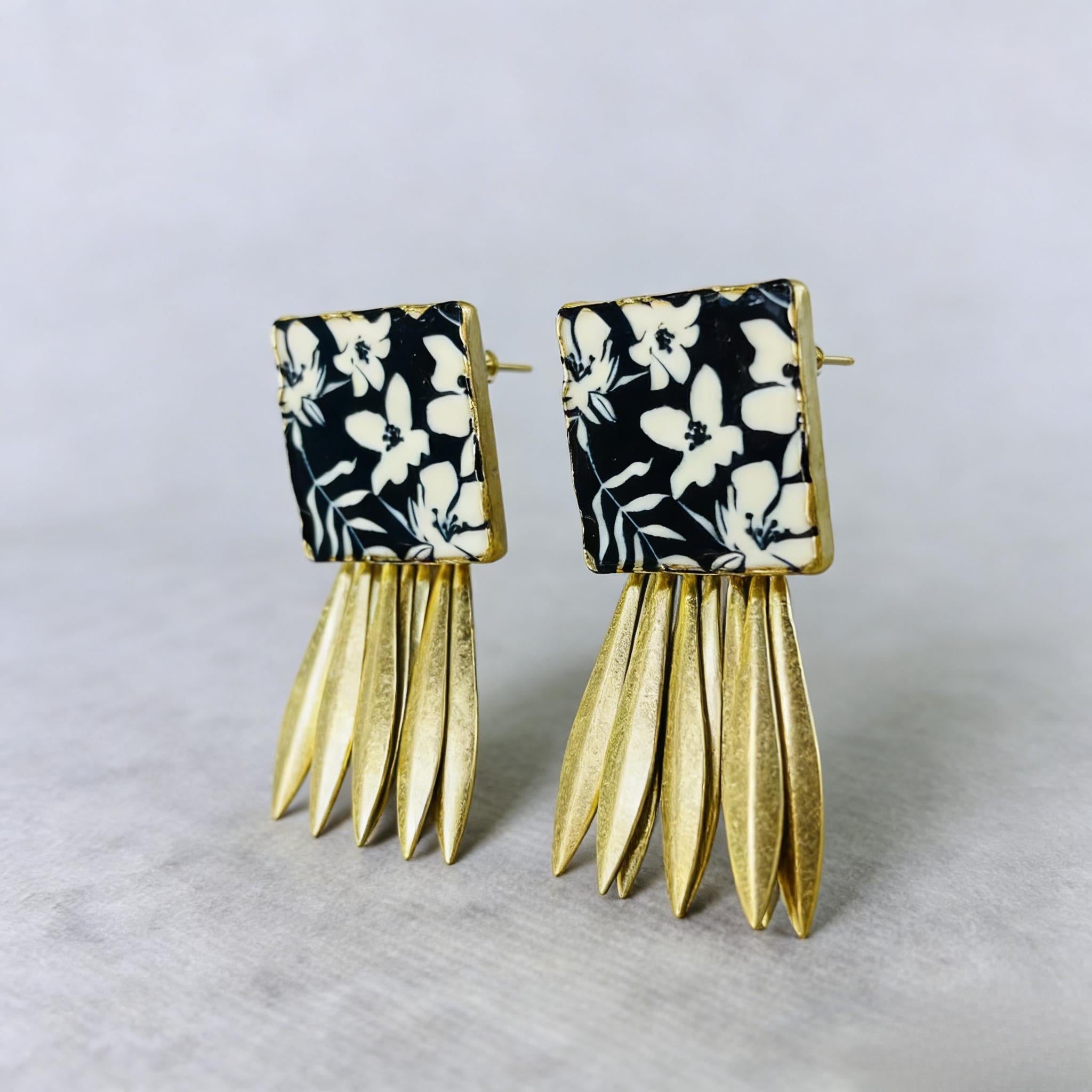 Pendientes cuadrados florales retro en blanco y negro con borlas doradas | Juego de anillos llamativos a juego | Joyería hipoalergénica para mujer