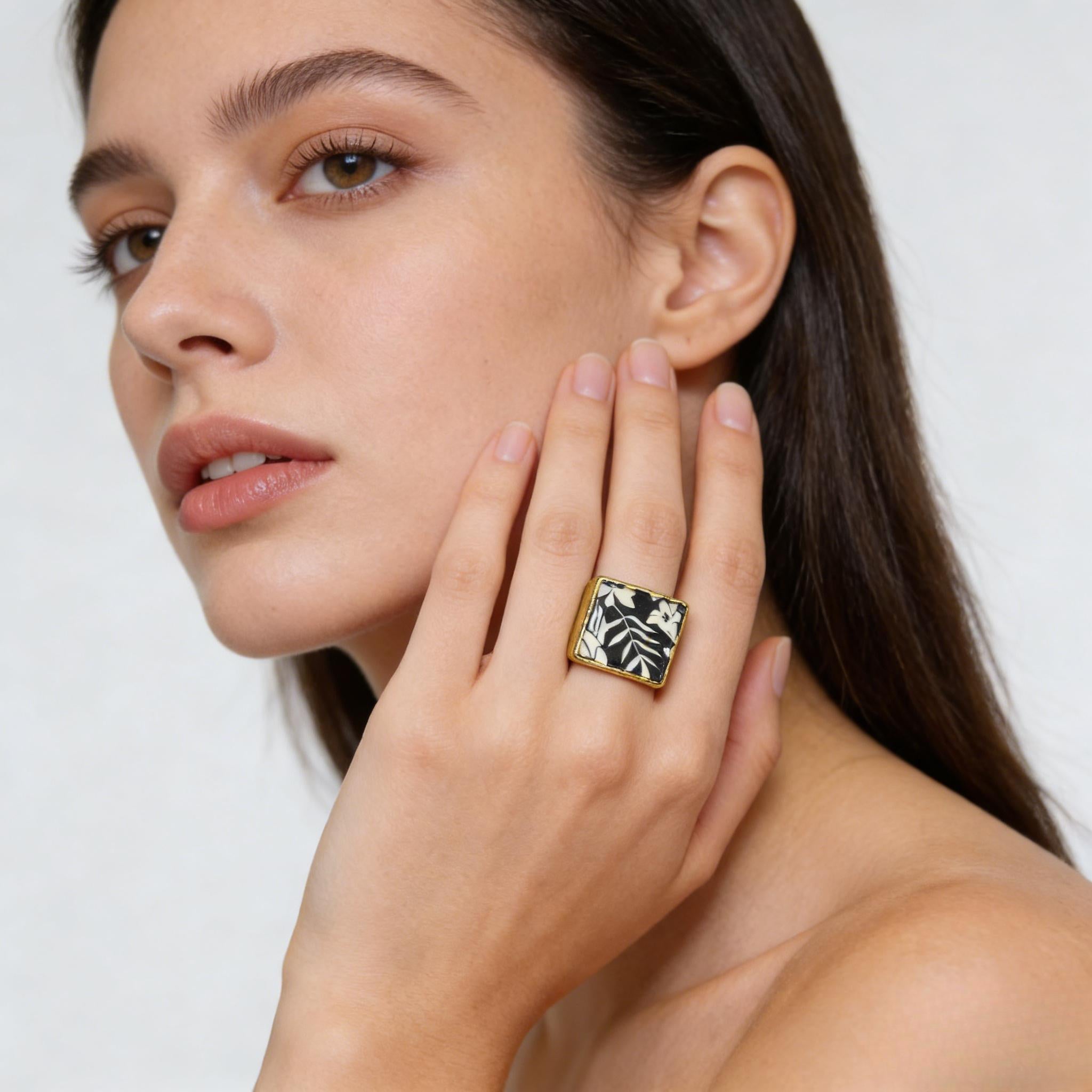 Pendientes cuadrados florales retro en blanco y negro con borlas doradas | Juego de anillos llamativos a juego | Joyería hipoalergénica para mujer