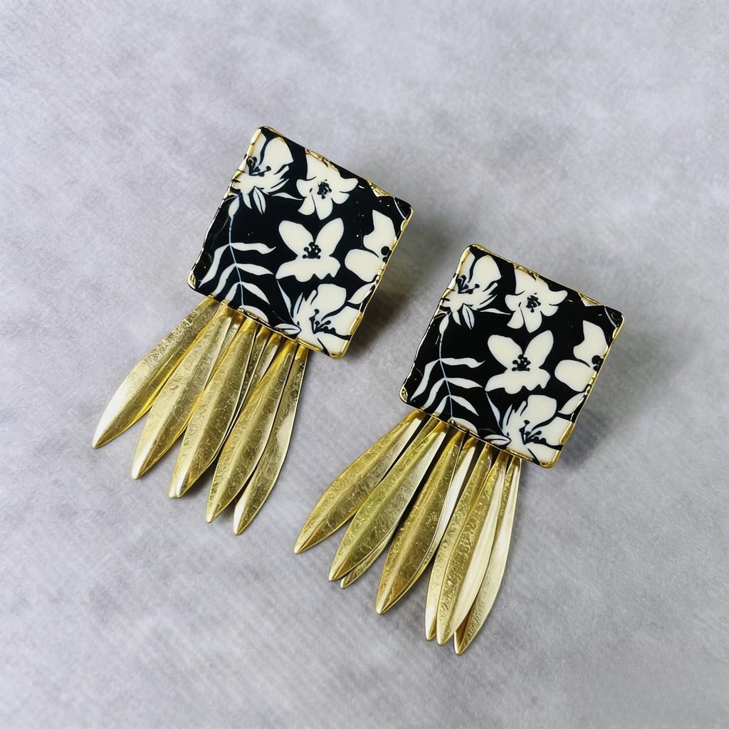 Pendientes cuadrados florales retro en blanco y negro con borlas doradas | Juego de anillos llamativos a juego | Joyería hipoalergénica para mujer