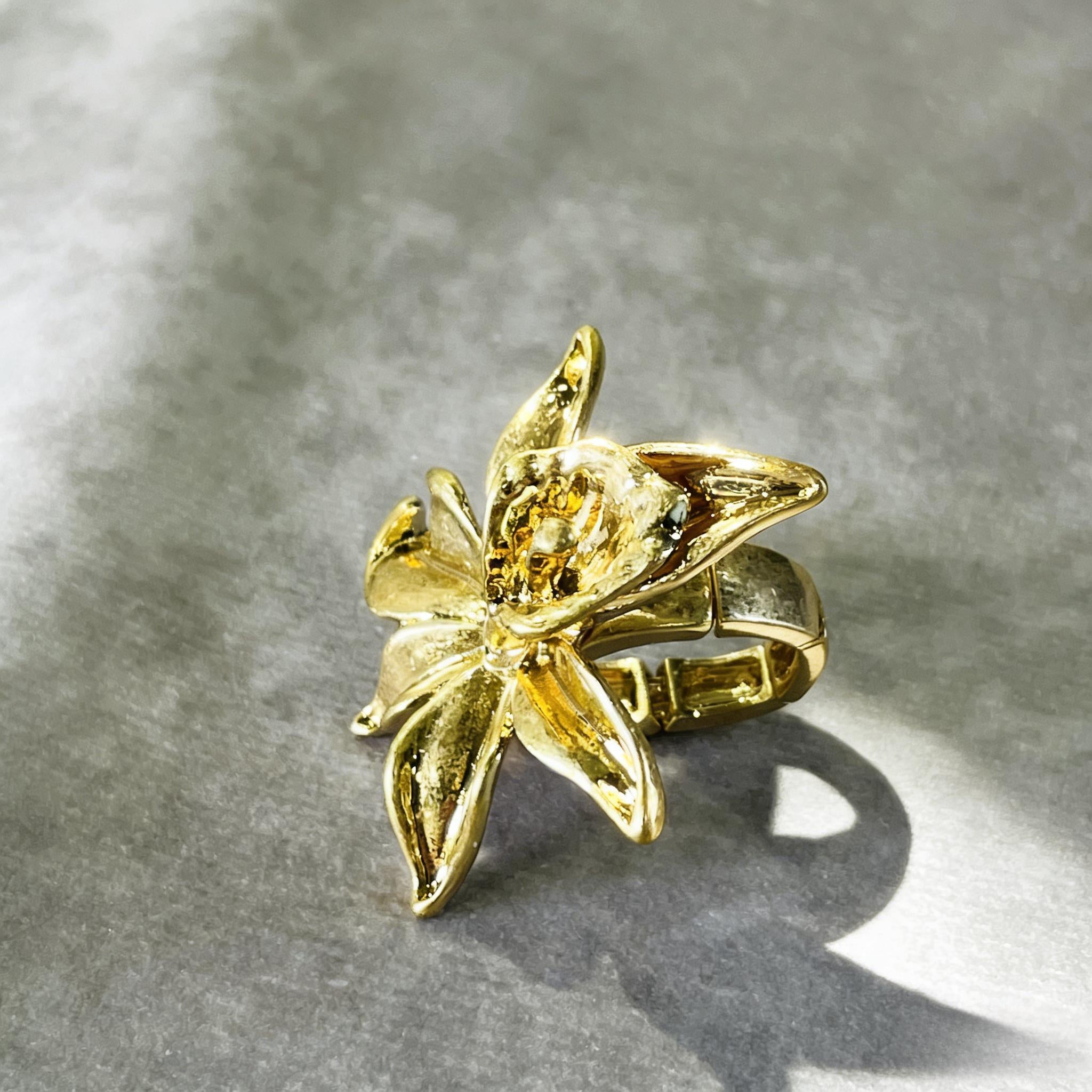 Anel Dourado com Flor 3D | Anel Ajustável e Volumoso para Mulher