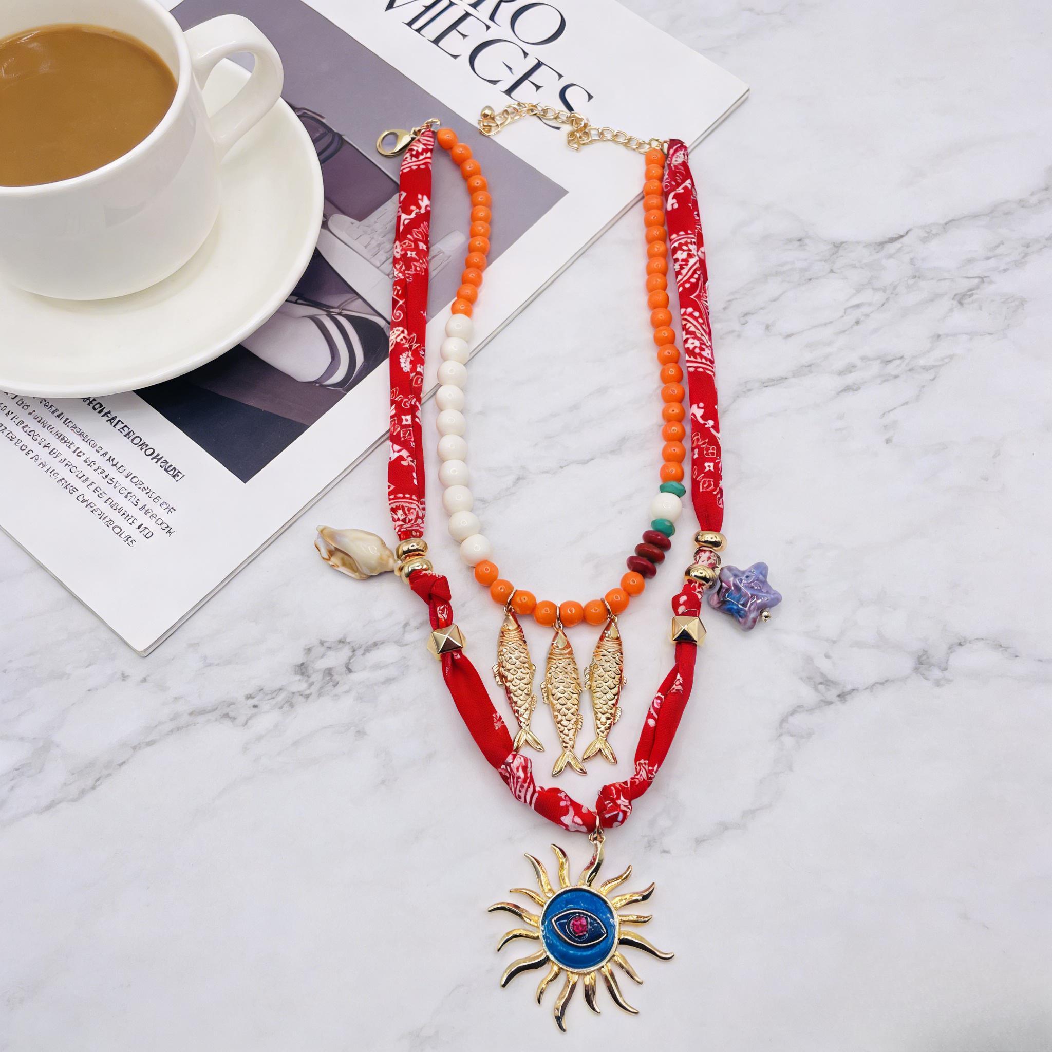 Collar de dos capas estilo bohemio | Colgante de tela roja con motivos de peces dorados y ojos turcos | Accesorio para fiestas en la playa