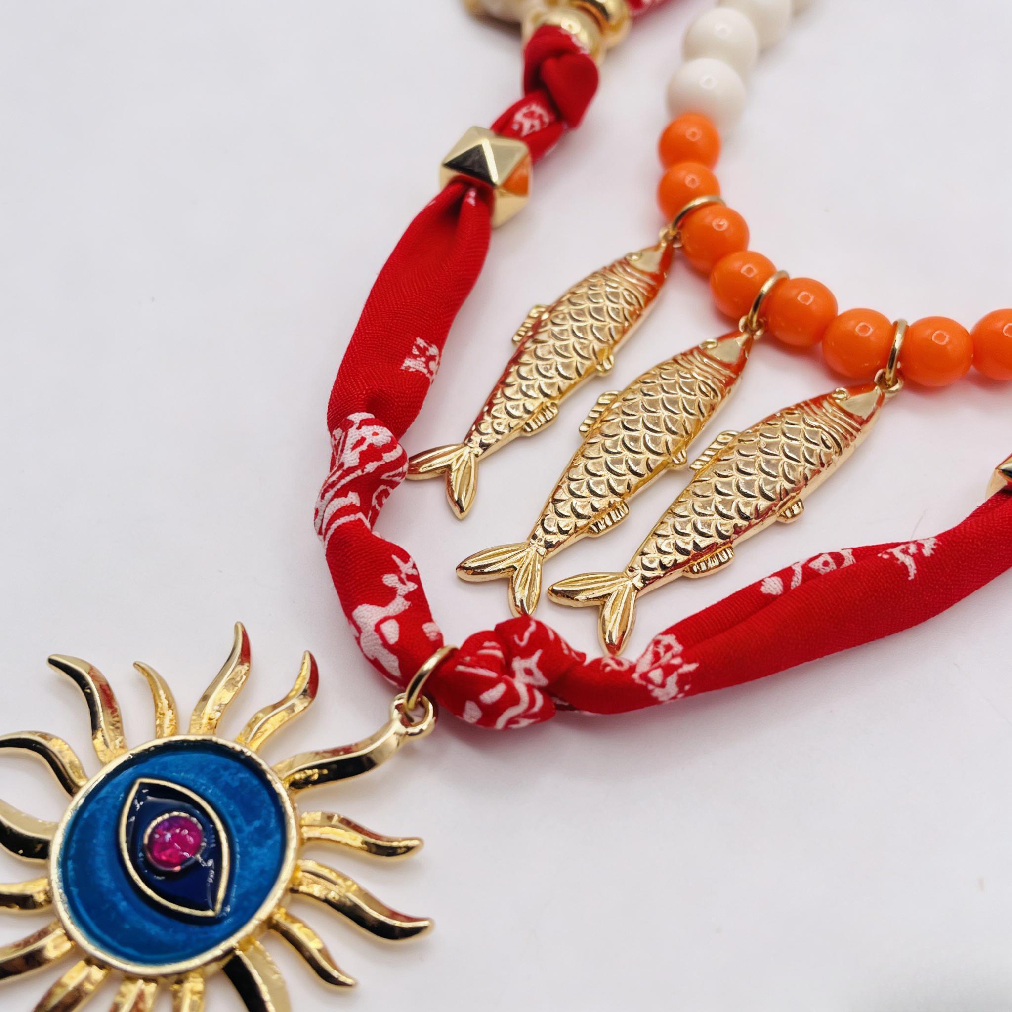 Collar de dos capas estilo bohemio | Colgante de tela roja con motivos de peces dorados y ojos turcos | Accesorio para fiestas en la playa