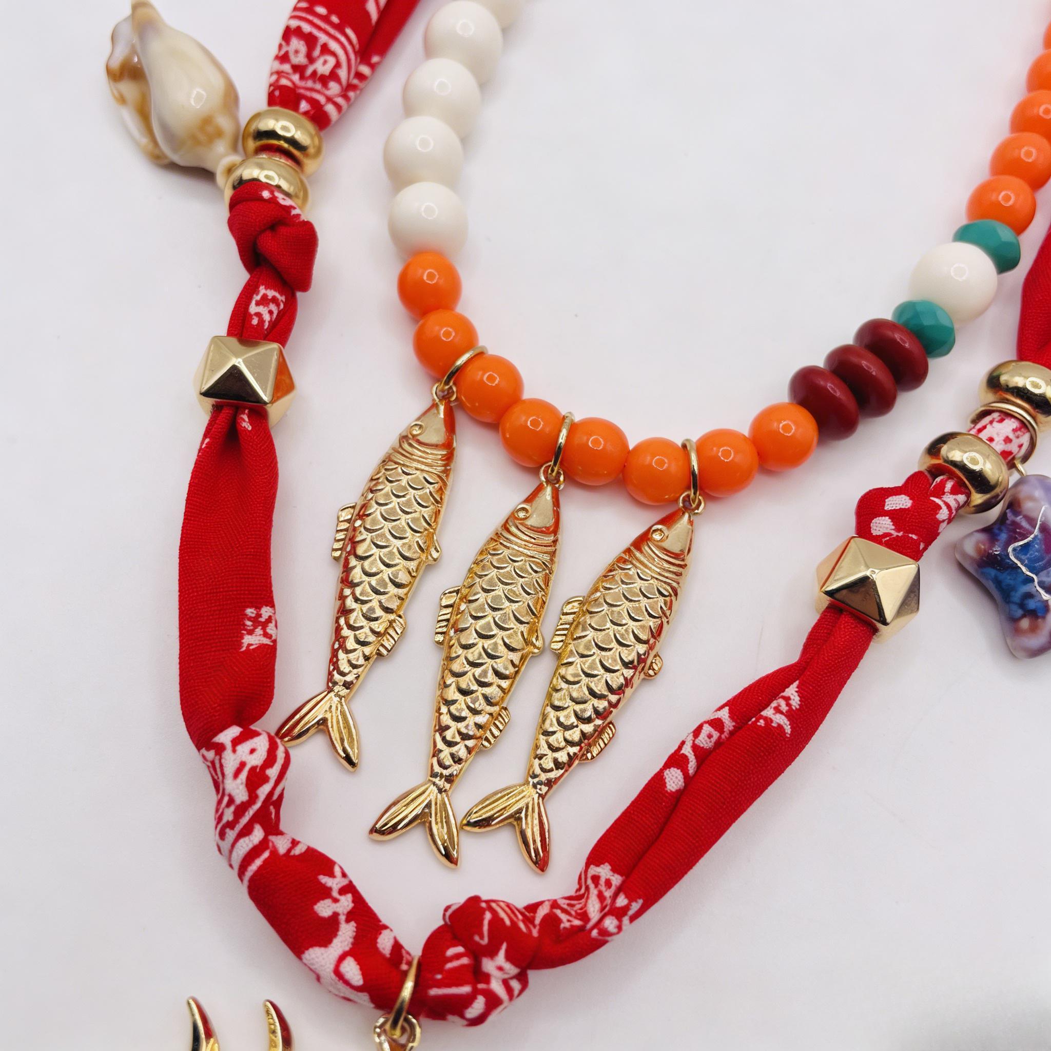 Collar de dos capas estilo bohemio | Colgante de tela roja con motivos de peces dorados y ojos turcos | Accesorio para fiestas en la playa