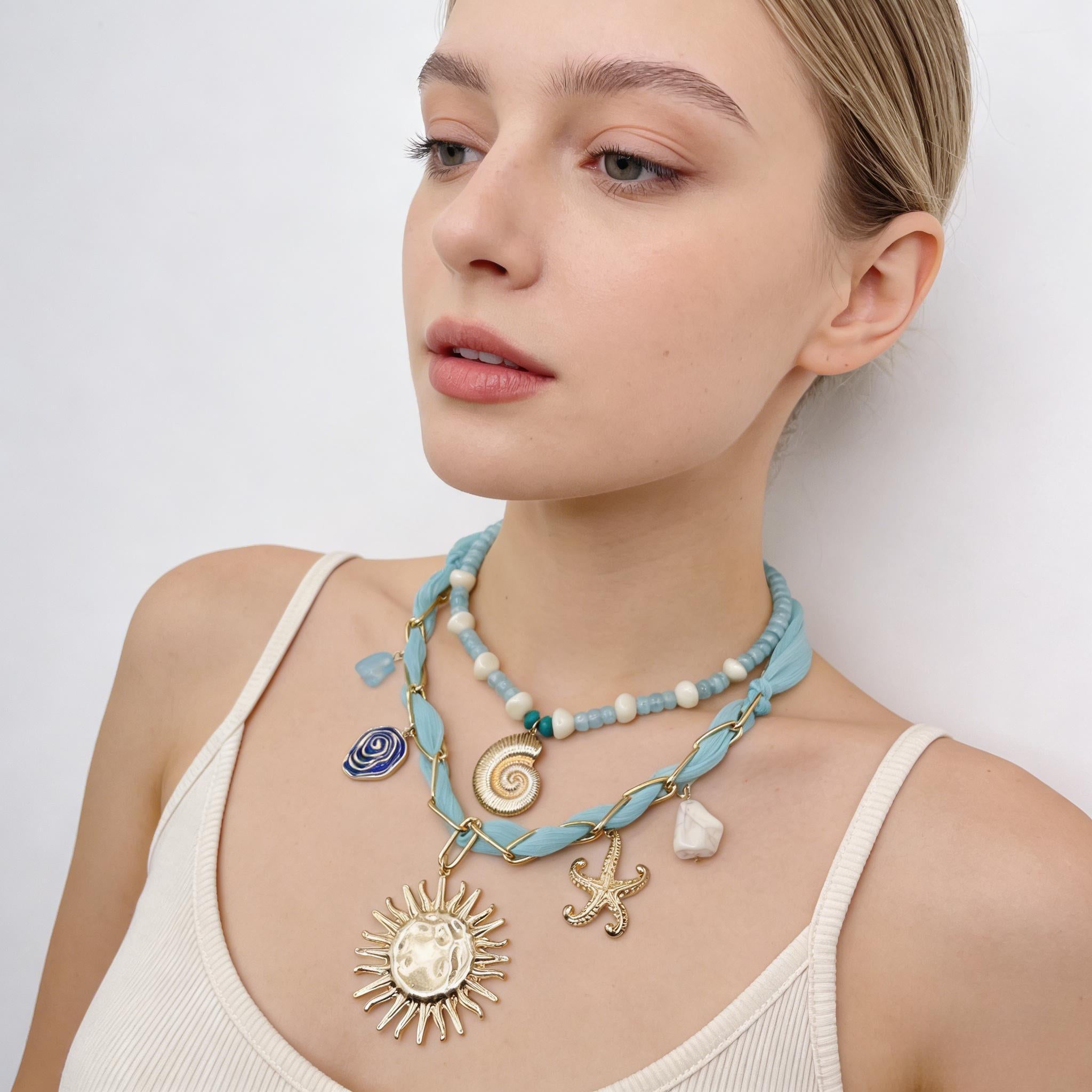 Conjunto de collar bohemio con capas de océano: collares con colgante de concha, estrella de mar y sol dorados para vacaciones de verano en la playa.