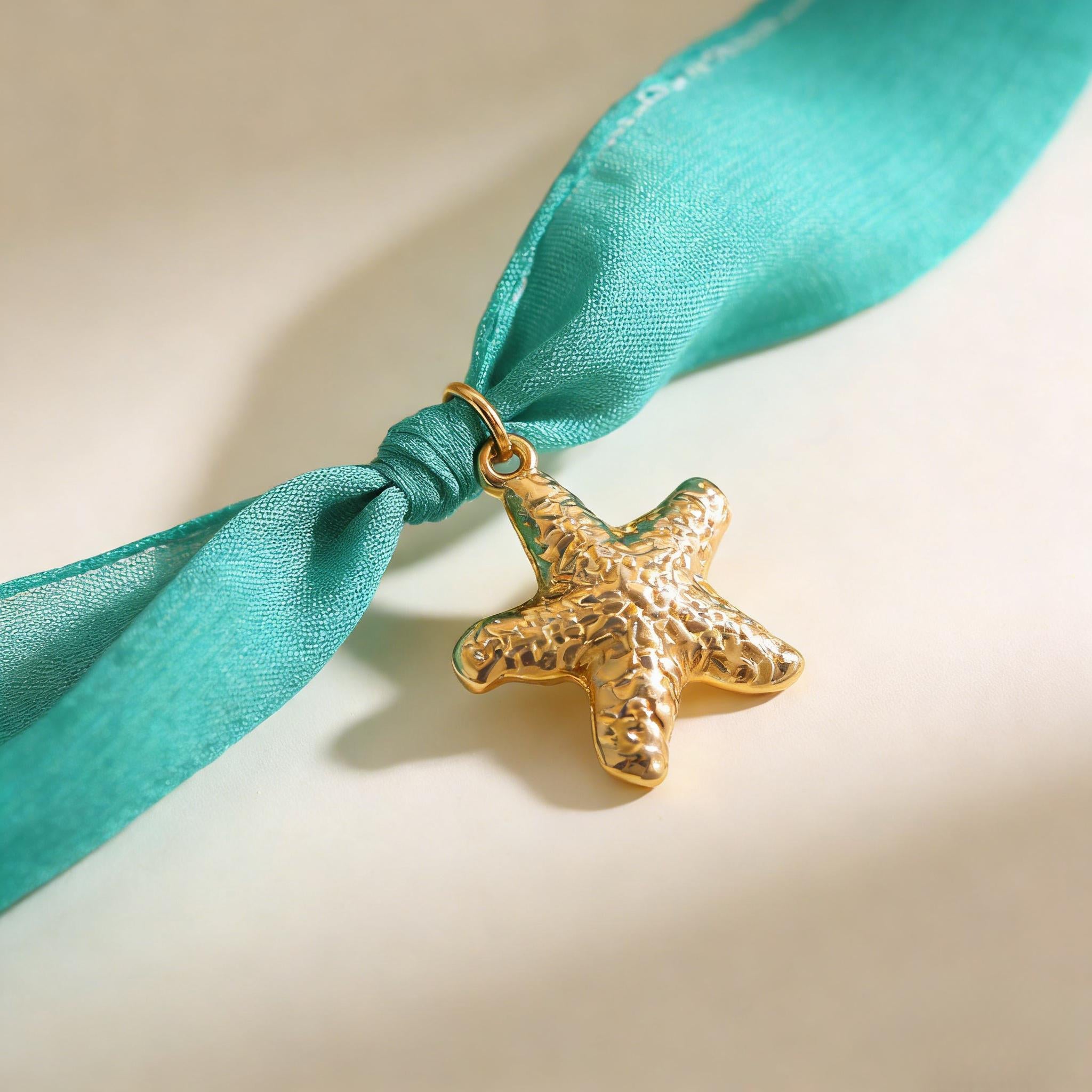 Gargantilla de tela turquesa con dijes de estrellas de mar doradas | Joyería Coastal Vacation