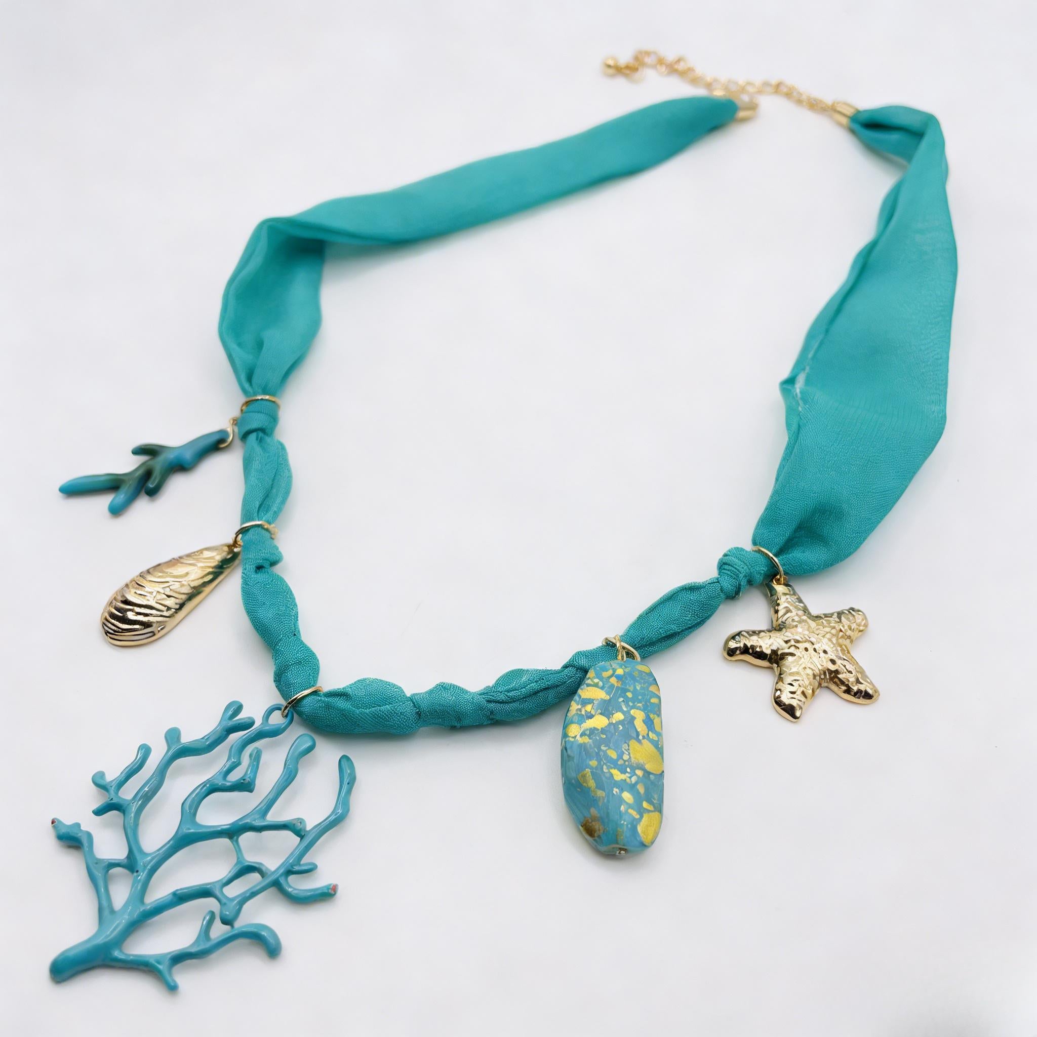 Gargantilla de tela turquesa con dijes de estrellas de mar doradas | Joyería Coastal Vacation