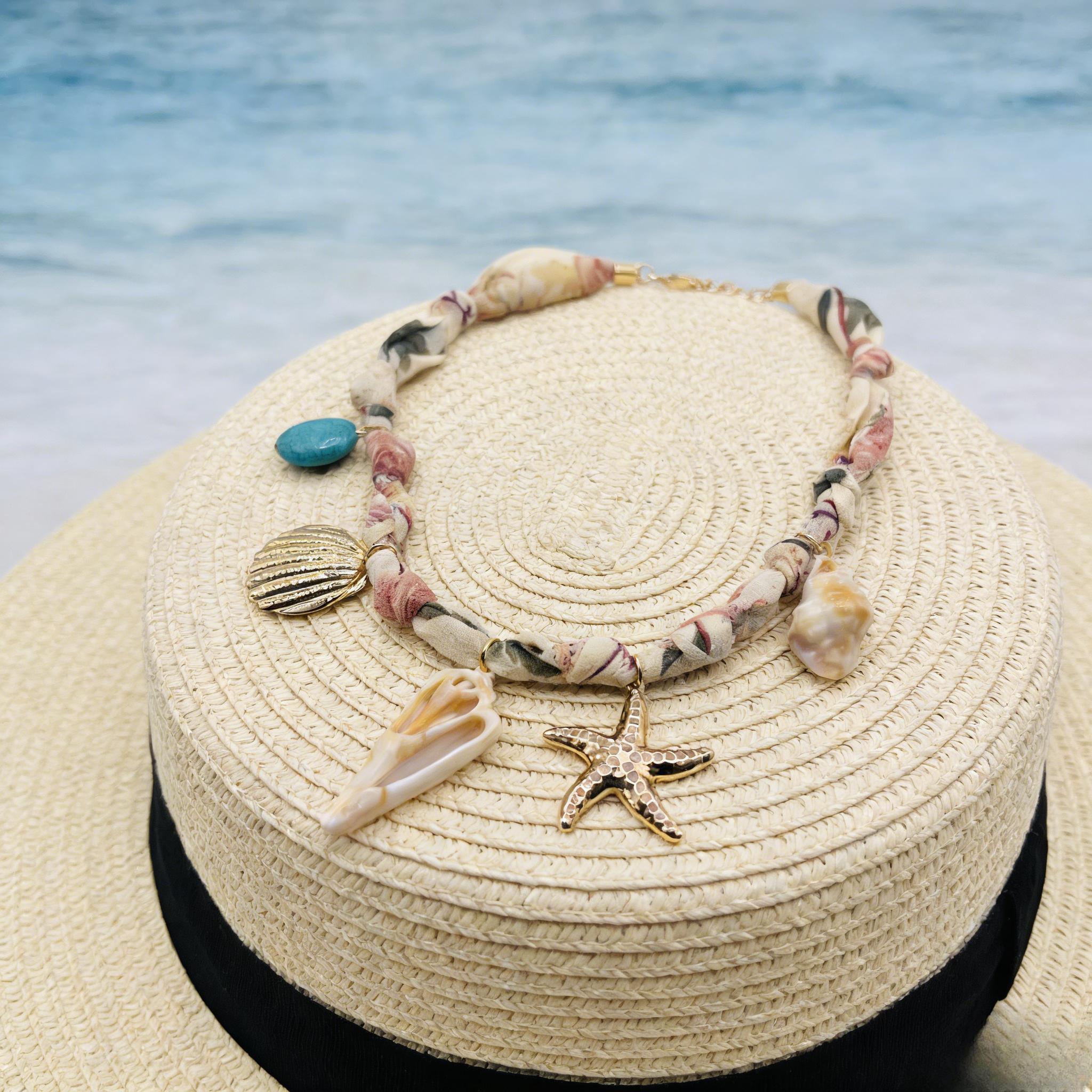 Collar floral de tela con detalles turquesa | Joyería playera con conchas y estrellas de mar