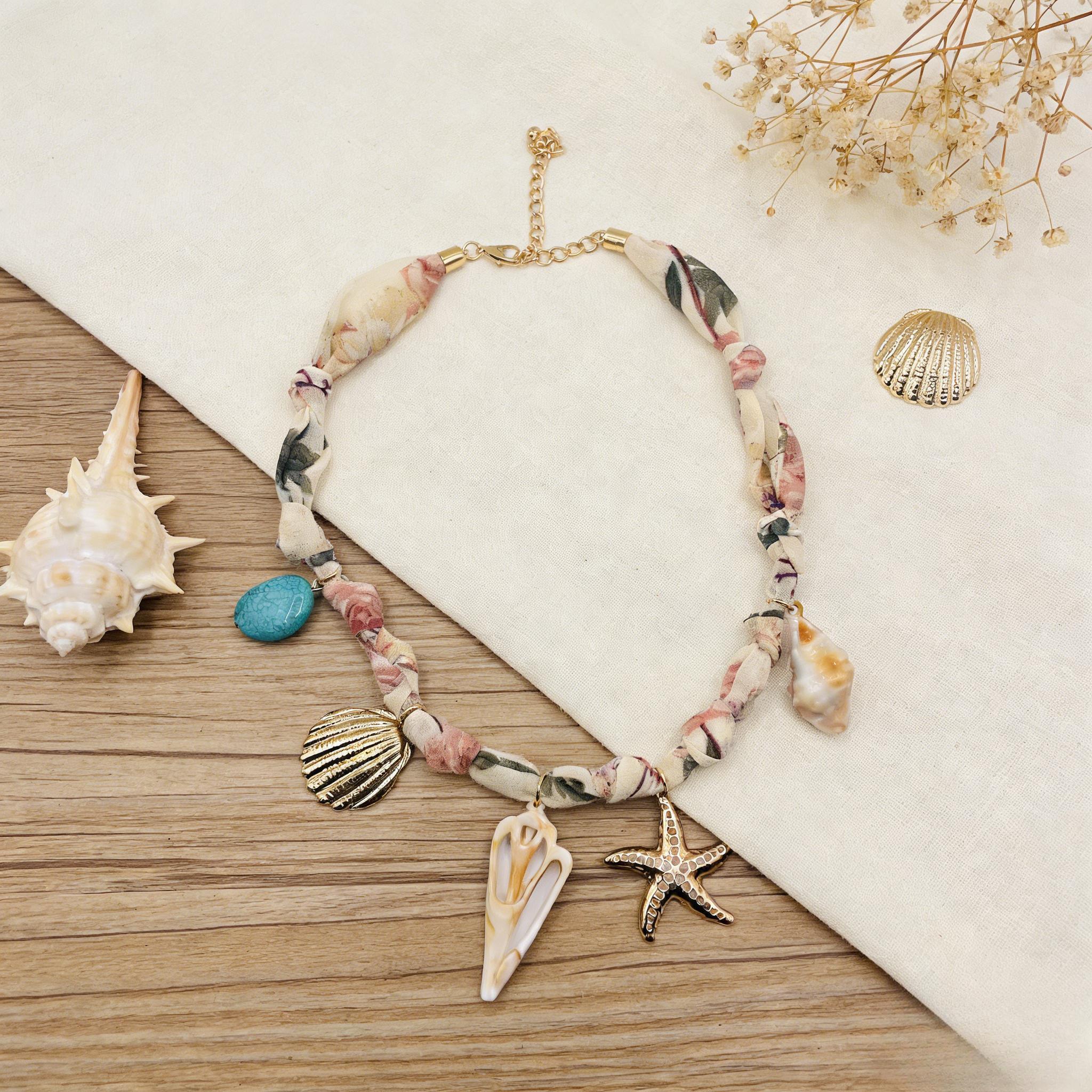 Collar floral de tela con detalles turquesa | Joyería playera con conchas y estrellas de mar