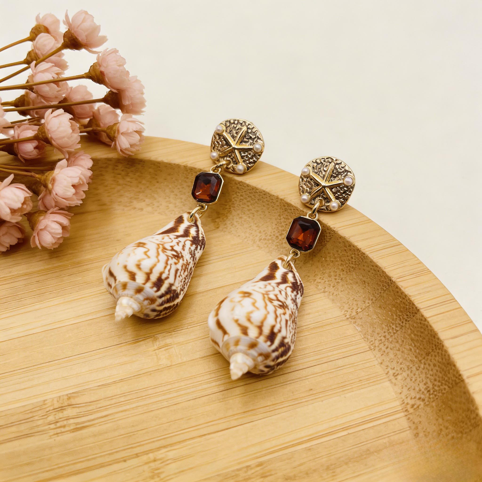 Pendientes colgantes bohemios costeros | Joyas únicas de caracola y ámbar con diamantes de imitación