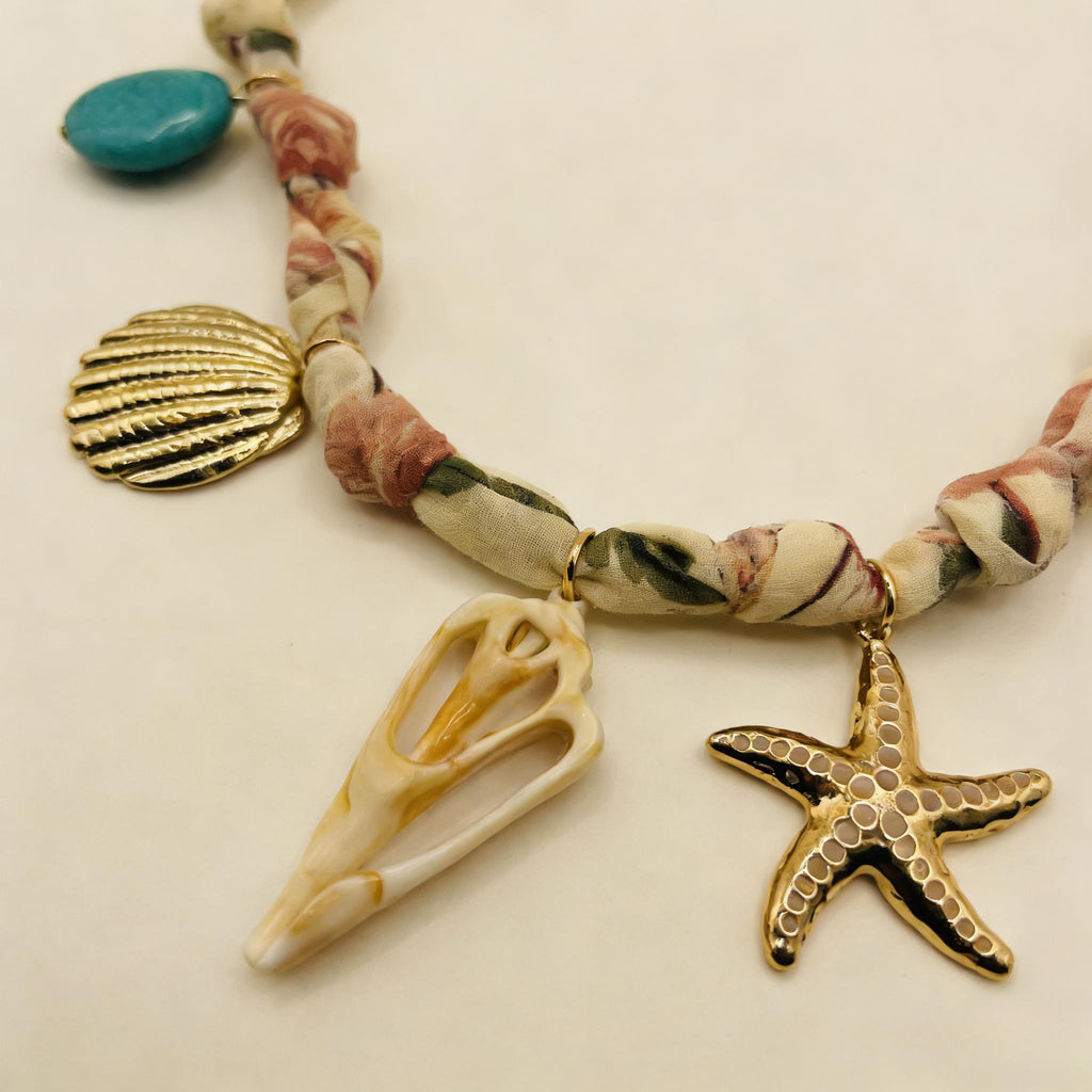 Collar floral de tela con detalles turquesa | Joyería playera con conchas y estrellas de mar