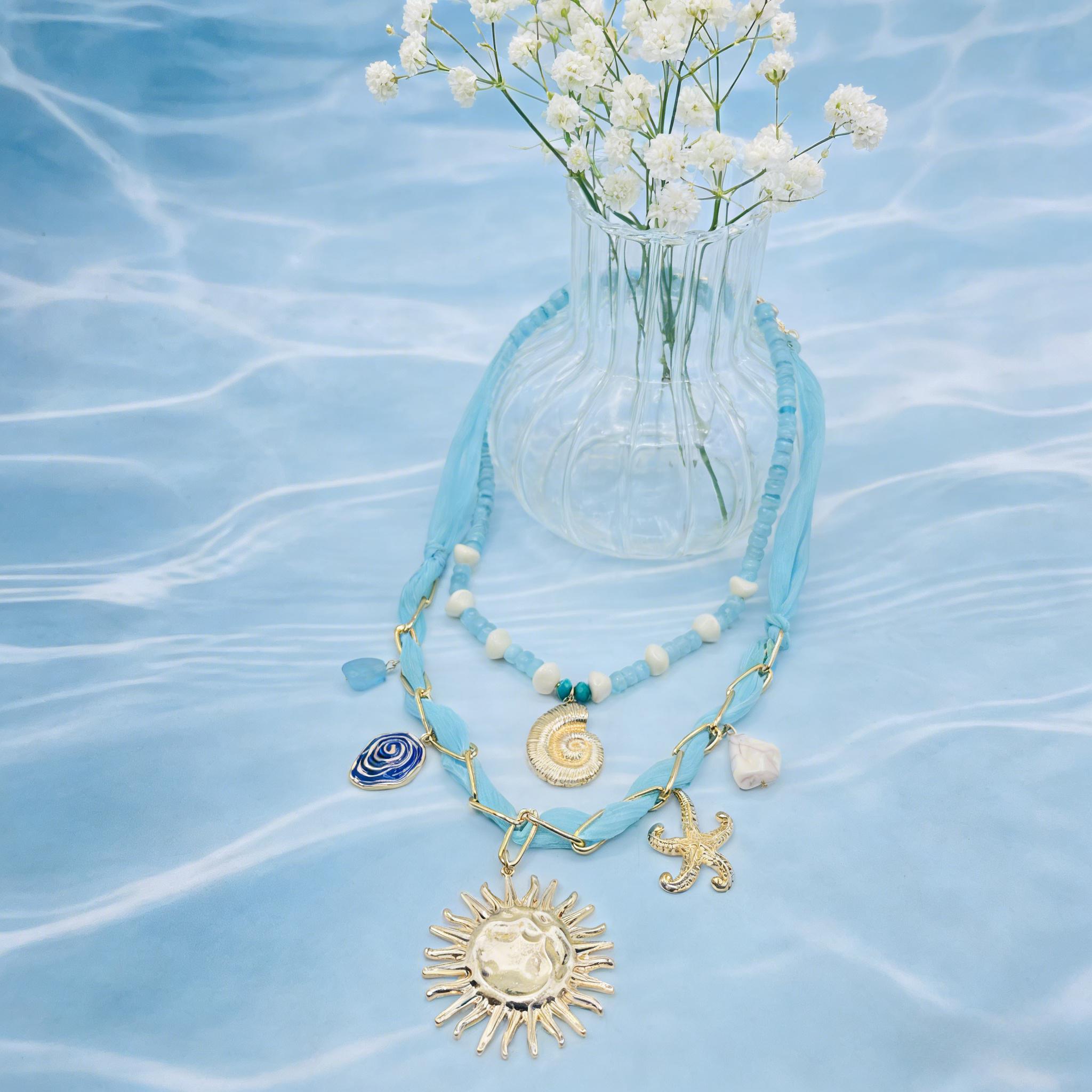Conjunto de collar bohemio con capas de océano: collares con colgante de concha, estrella de mar y sol dorados para vacaciones de verano en la playa.