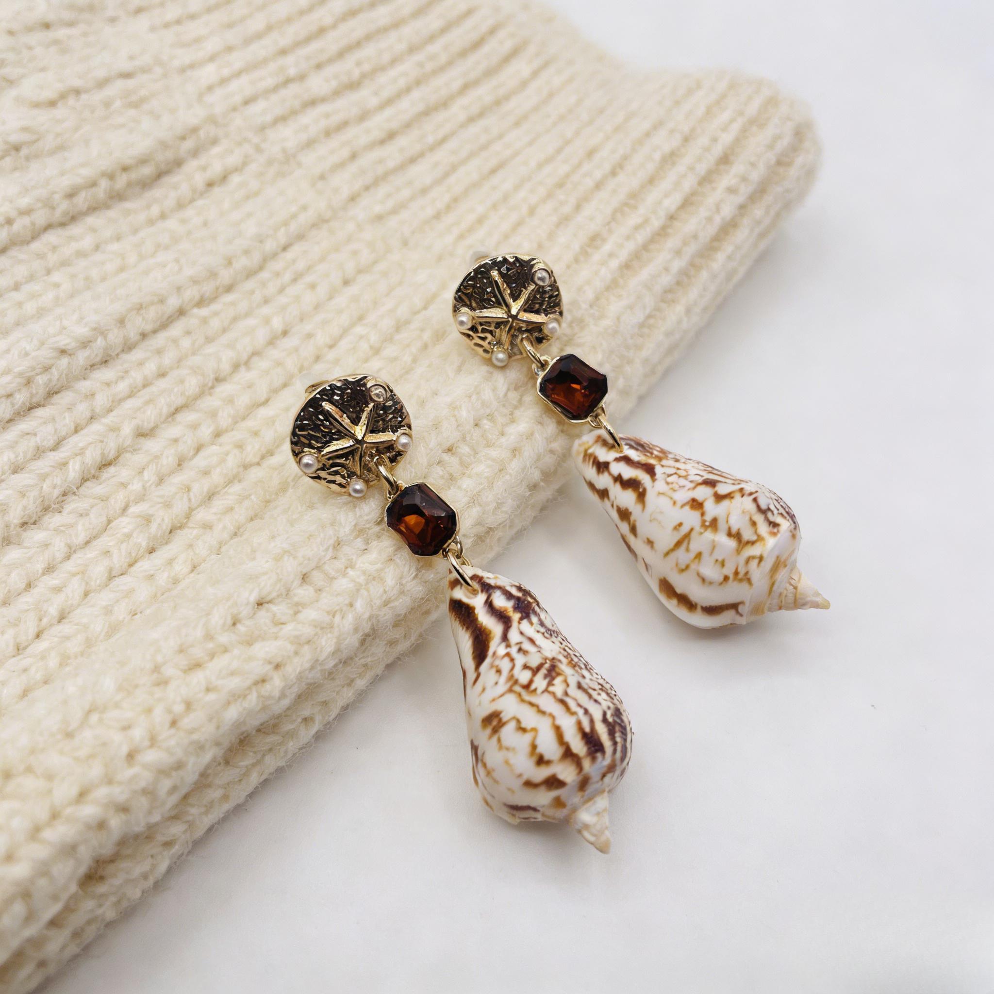 Pendientes colgantes bohemios costeros | Joyas únicas de caracola y ámbar con diamantes de imitación