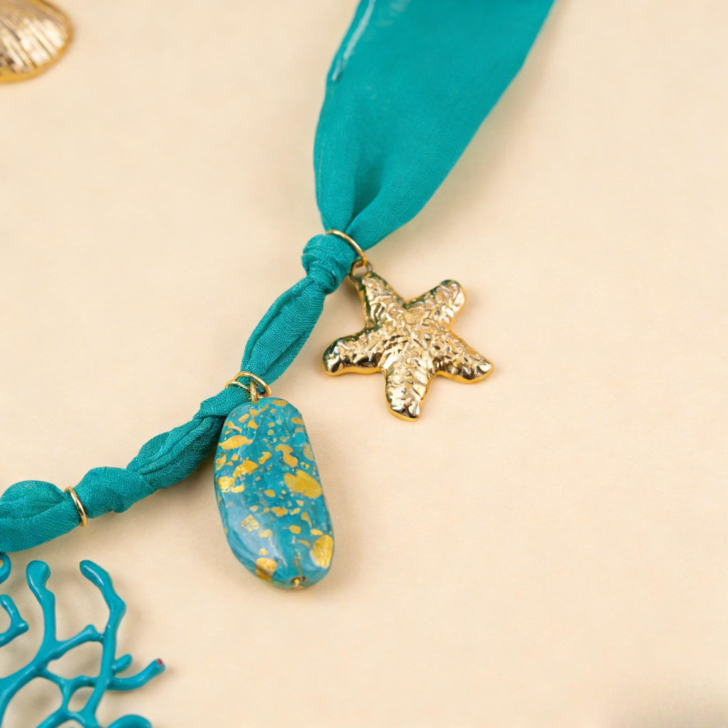 Gargantilla de tela turquesa con dijes de estrellas de mar doradas | Joyería Coastal Vacation