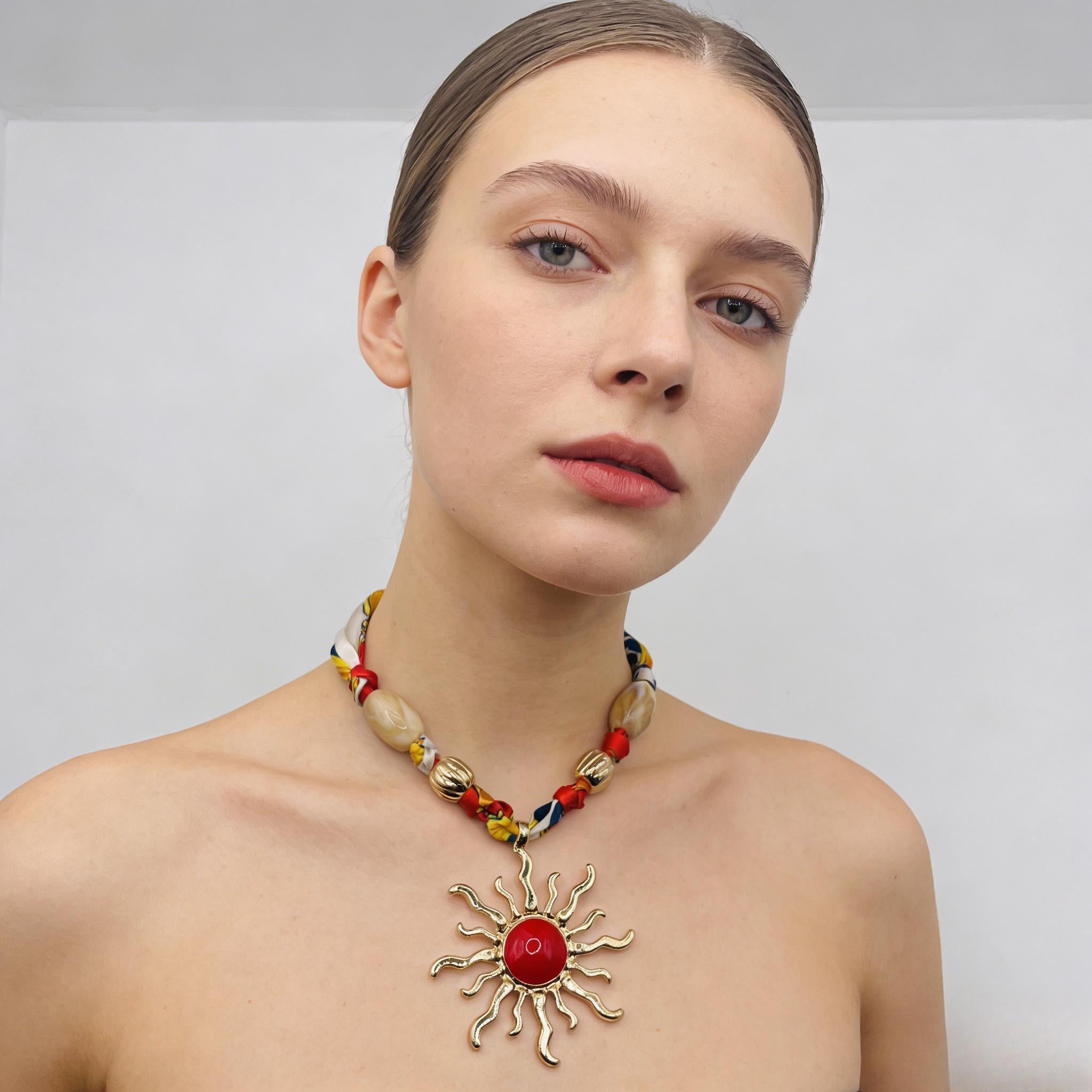 Collar vintage con colgante de sol dorado | Collar bohemio hecho a mano con cuentas de colores