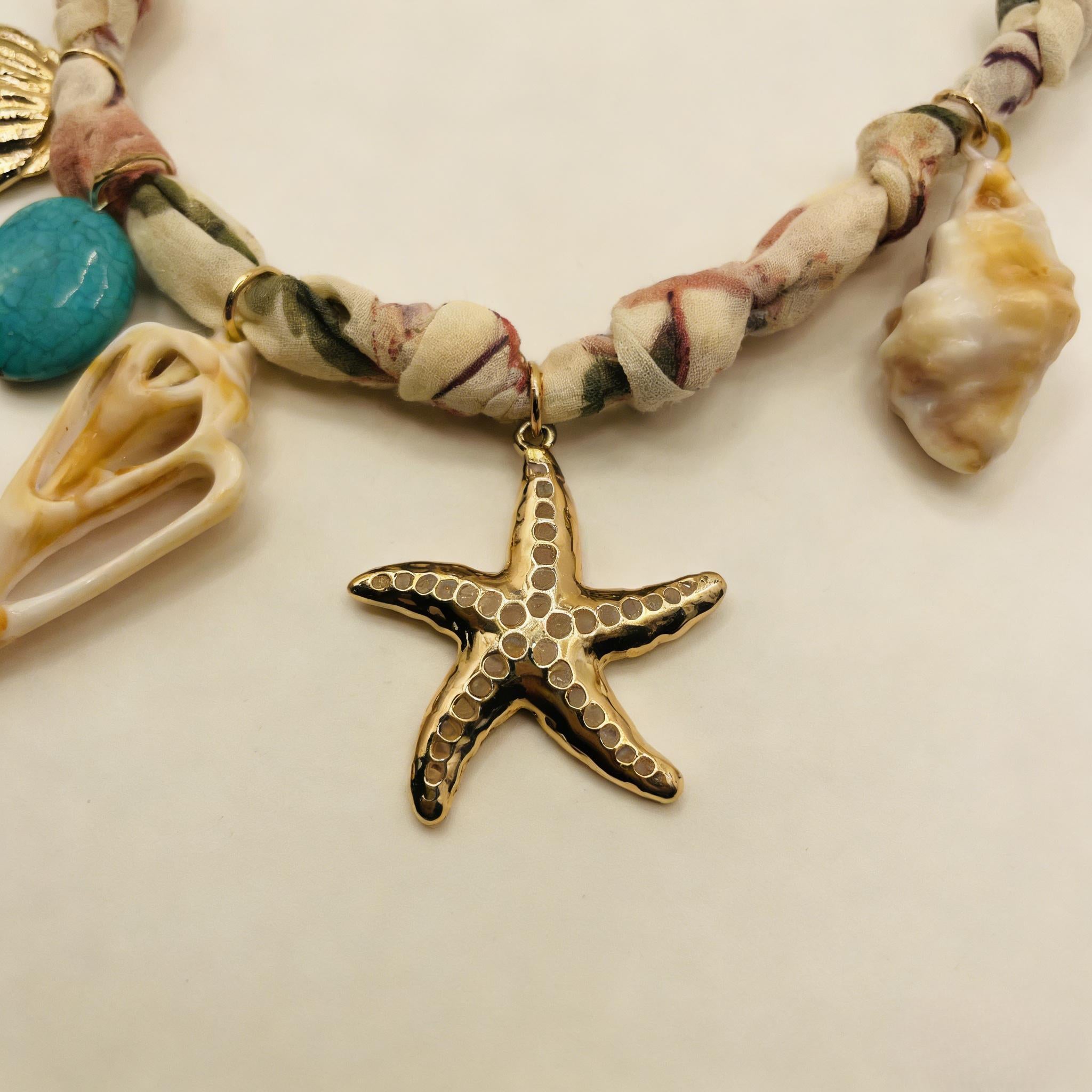 Collar floral de tela con detalles turquesa | Joyería playera con conchas y estrellas de mar