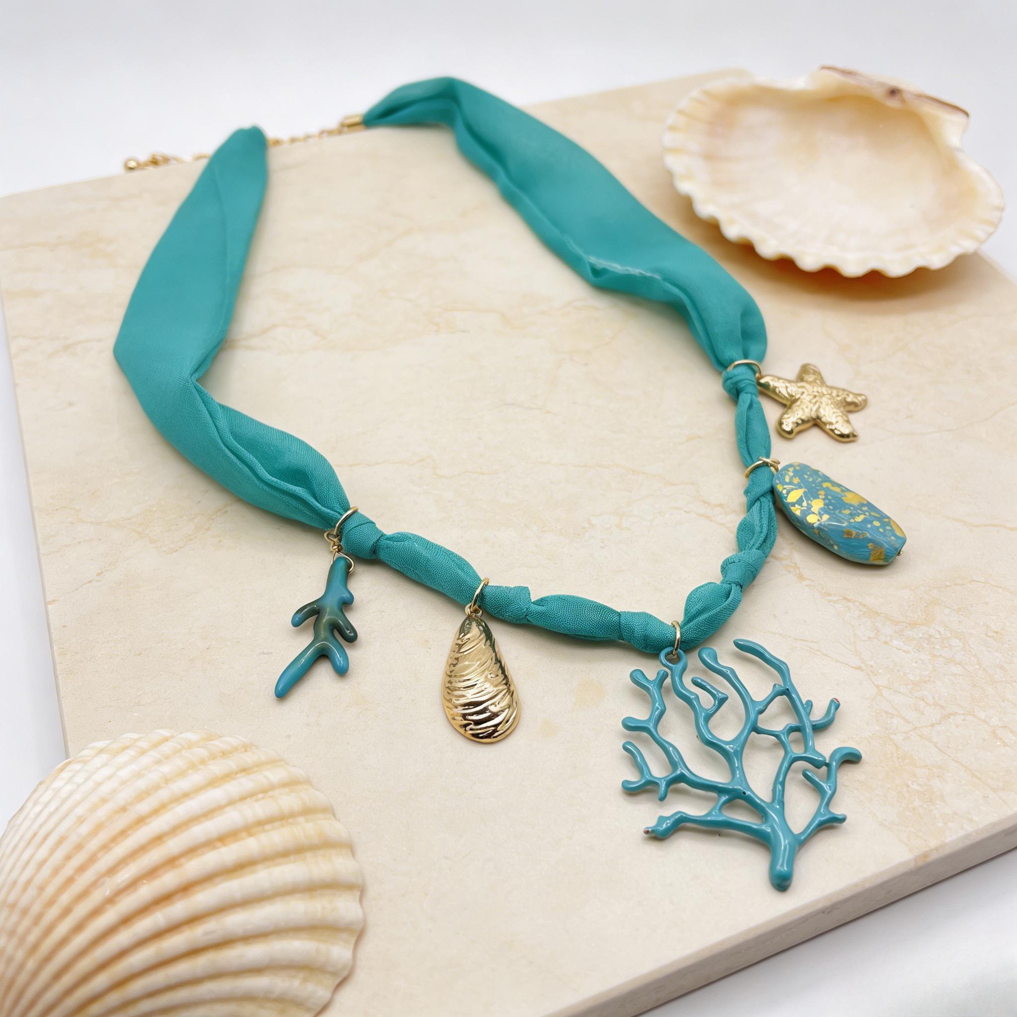 Gargantilla de tela turquesa con dijes de estrellas de mar doradas | Joyería Coastal Vacation
