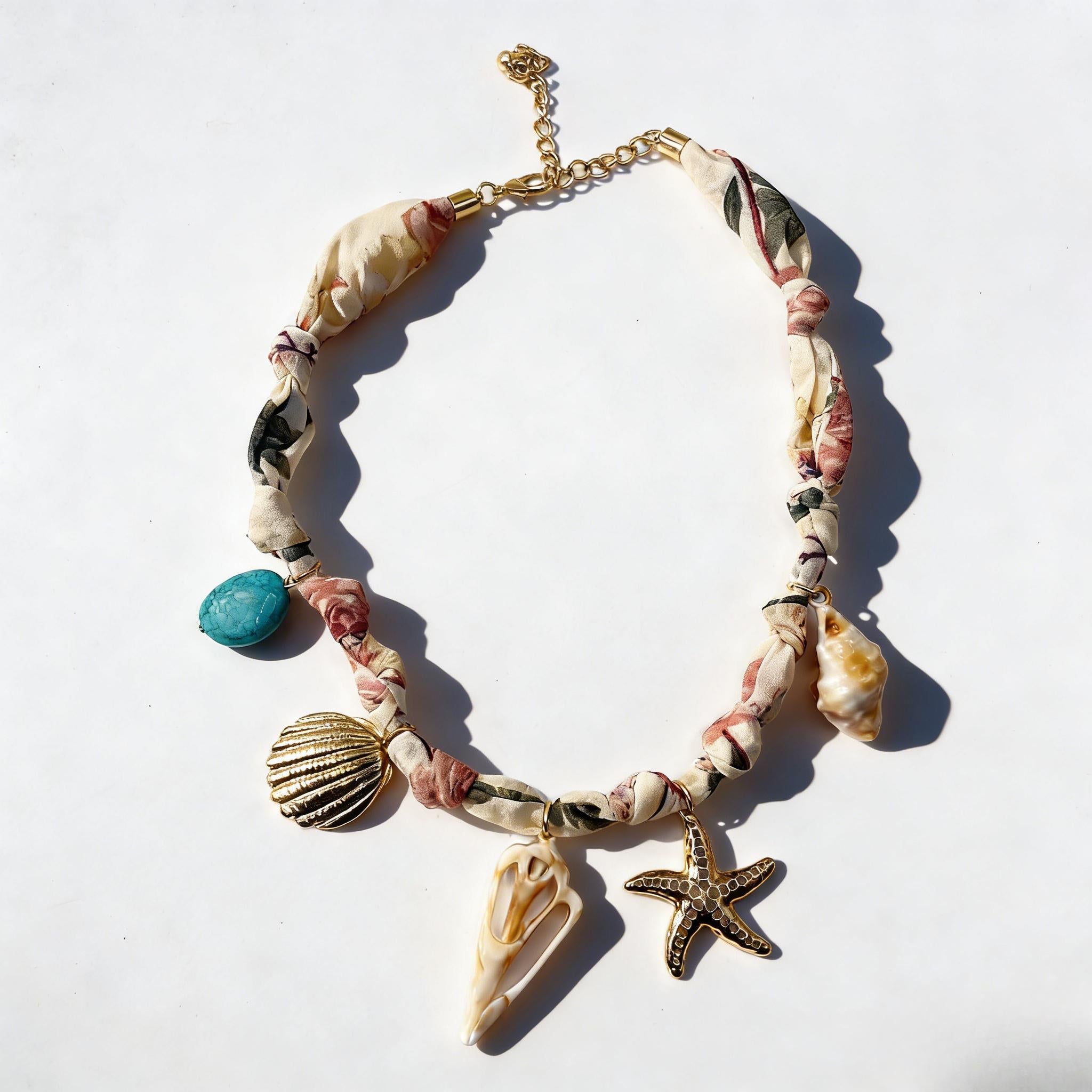 Collar floral de tela con detalles turquesa | Joyería playera con conchas y estrellas de mar