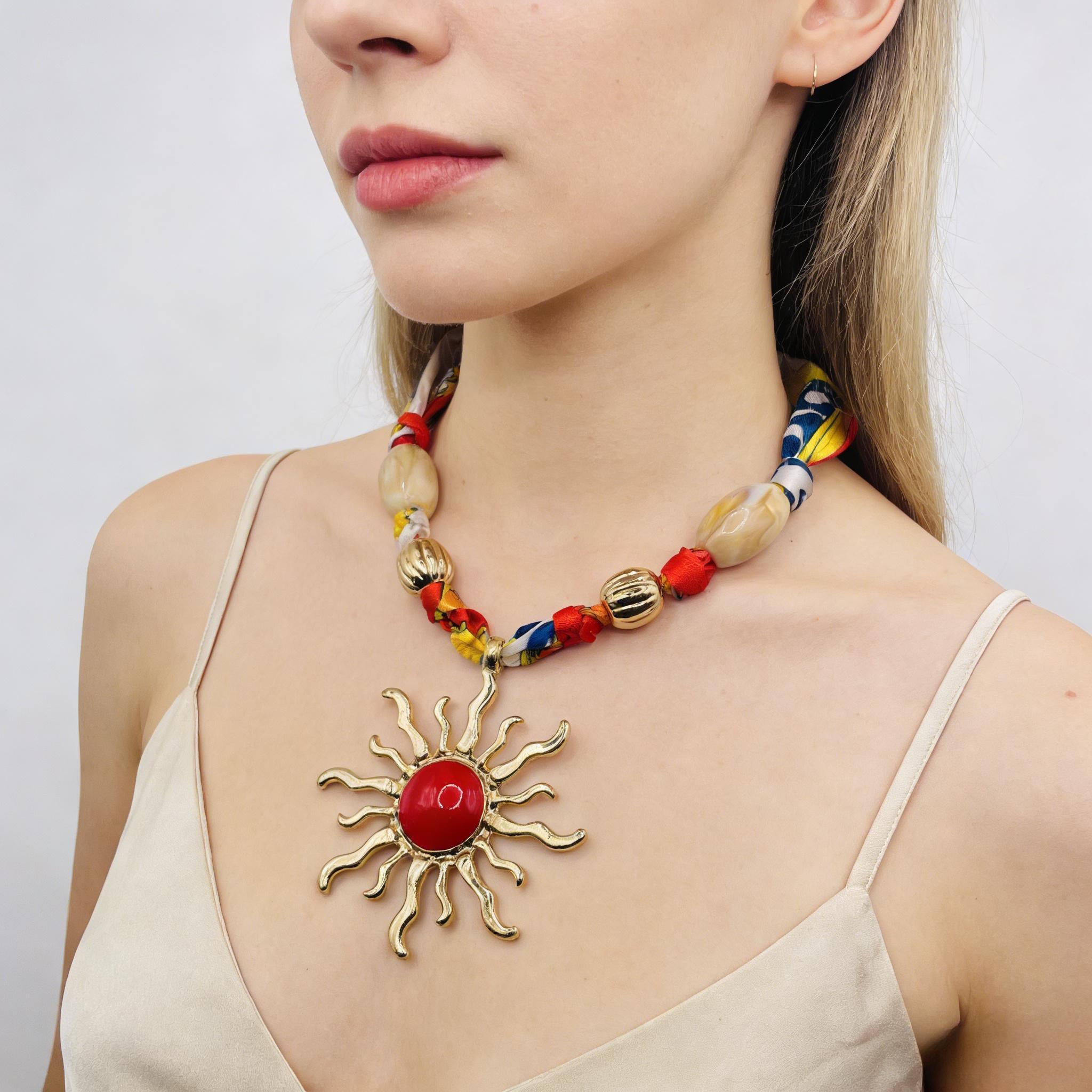 Collar vintage con colgante de sol dorado | Collar bohemio hecho a mano con cuentas de colores