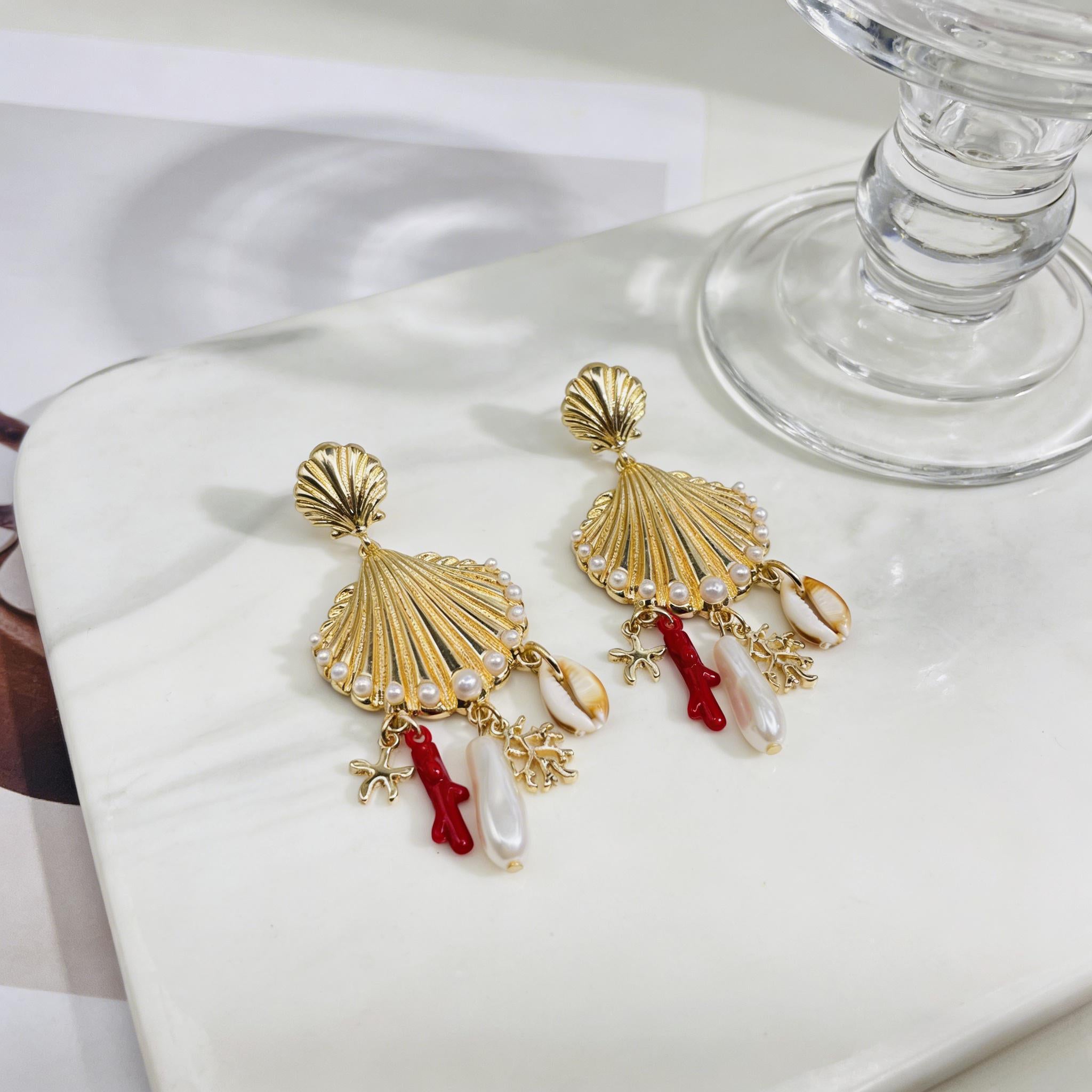 Pendientes de concha dorada con dijes de perla y coral | Joyería bohemia de playa para verano