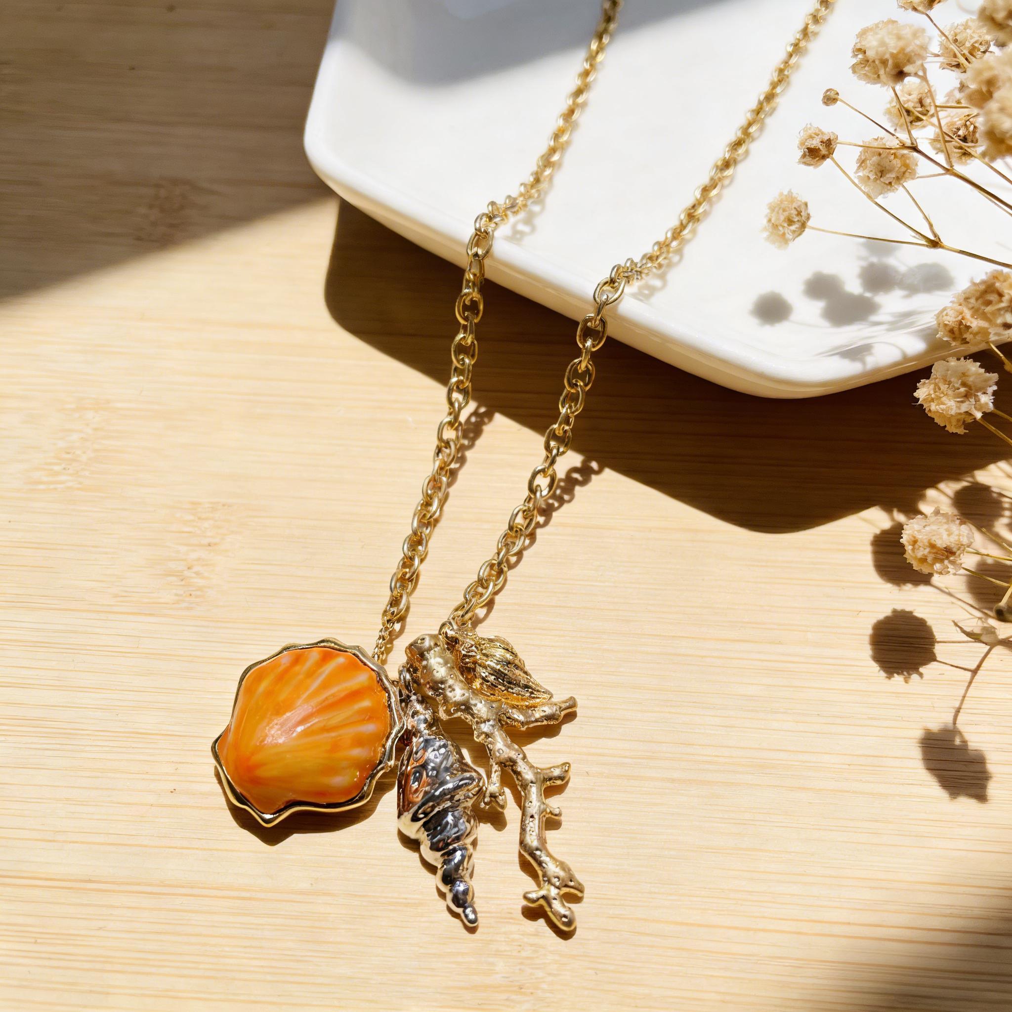 Collar de Conchas Marinas con Detalles de Coral | Joyería Costera Boho