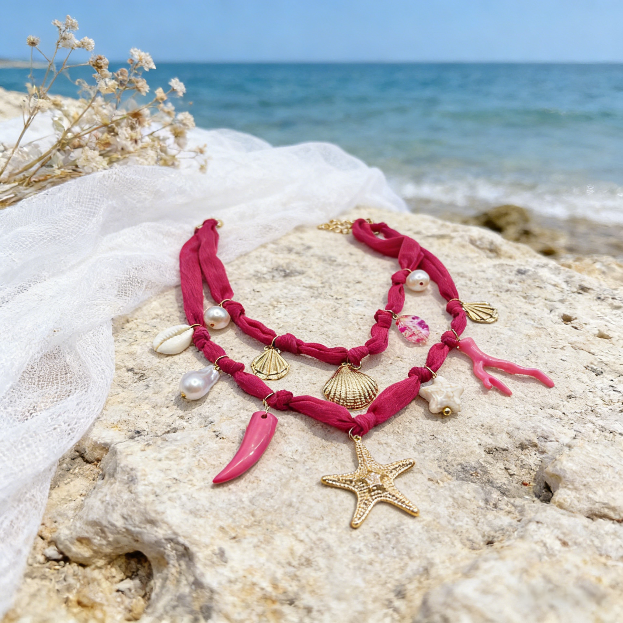 Collar bohemio de cuerda rosa multicapa con colgantes de estrellas de mar y conchas