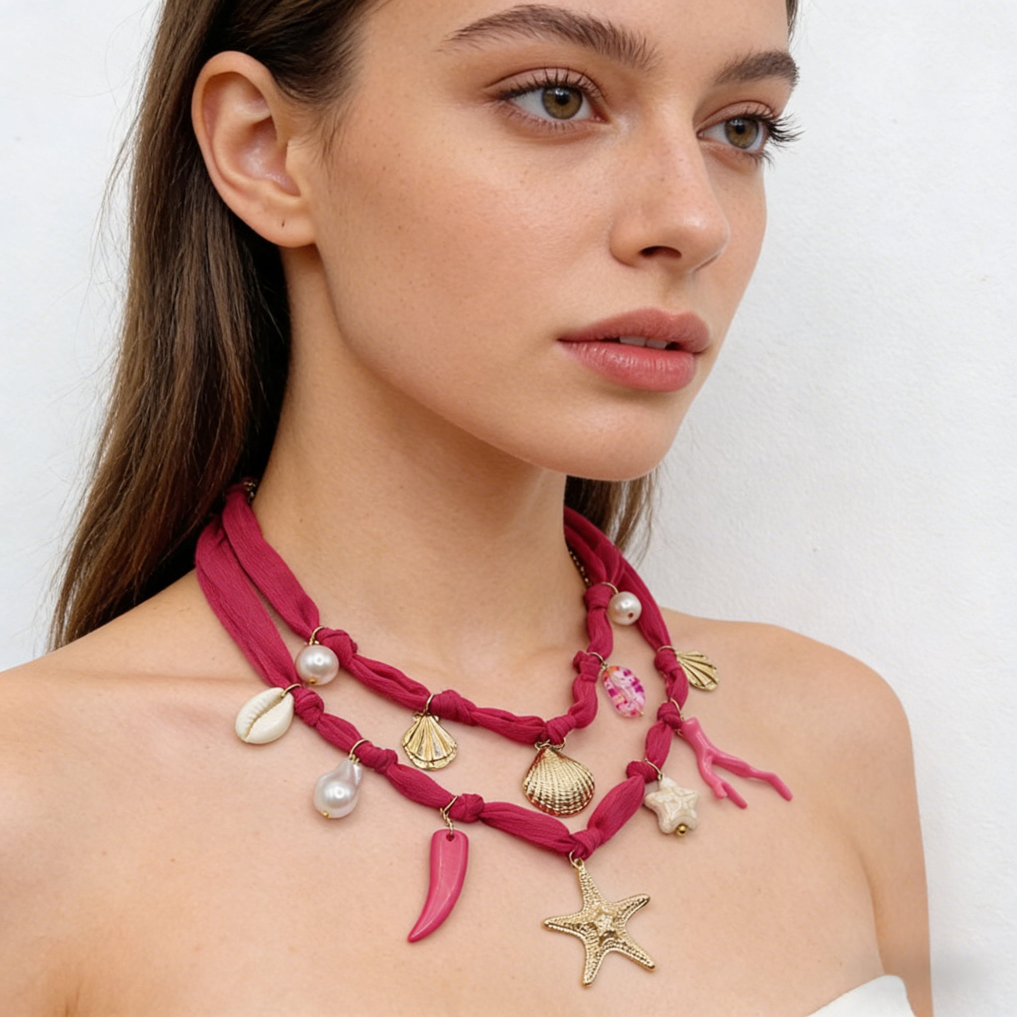 Collar bohemio de cuerda rosa multicapa con colgantes de estrellas de mar y conchas
